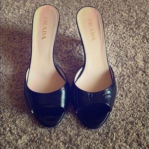 💯 Authentic PRADA kitten heels
